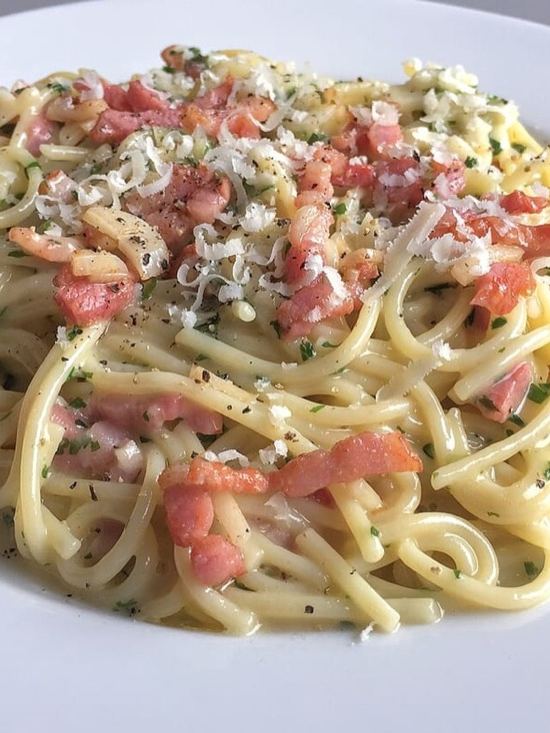 Espaguetis a la carbonara con panceta y queso rallado