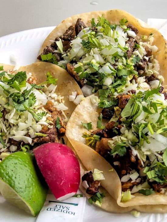 Tacos al pastor con cebolla, cilantro, lima y rábano