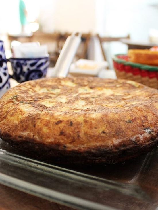 Tortilla de patatas dorada sobre una bandeja